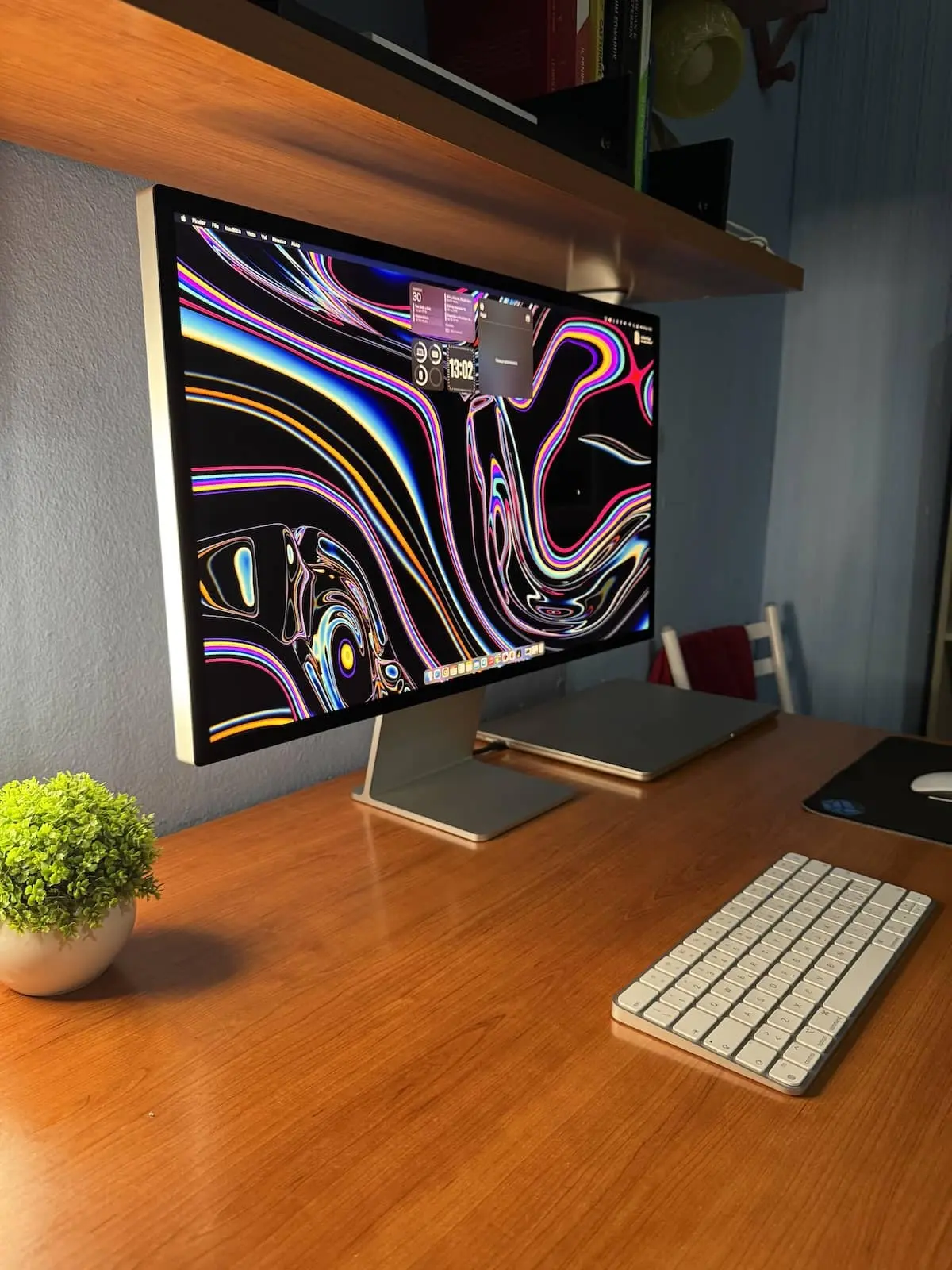 27 Apple Studio Display