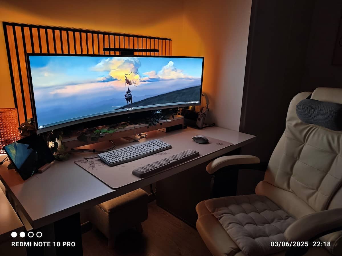 ​Philips Evnia 49M2C8900 OLED 